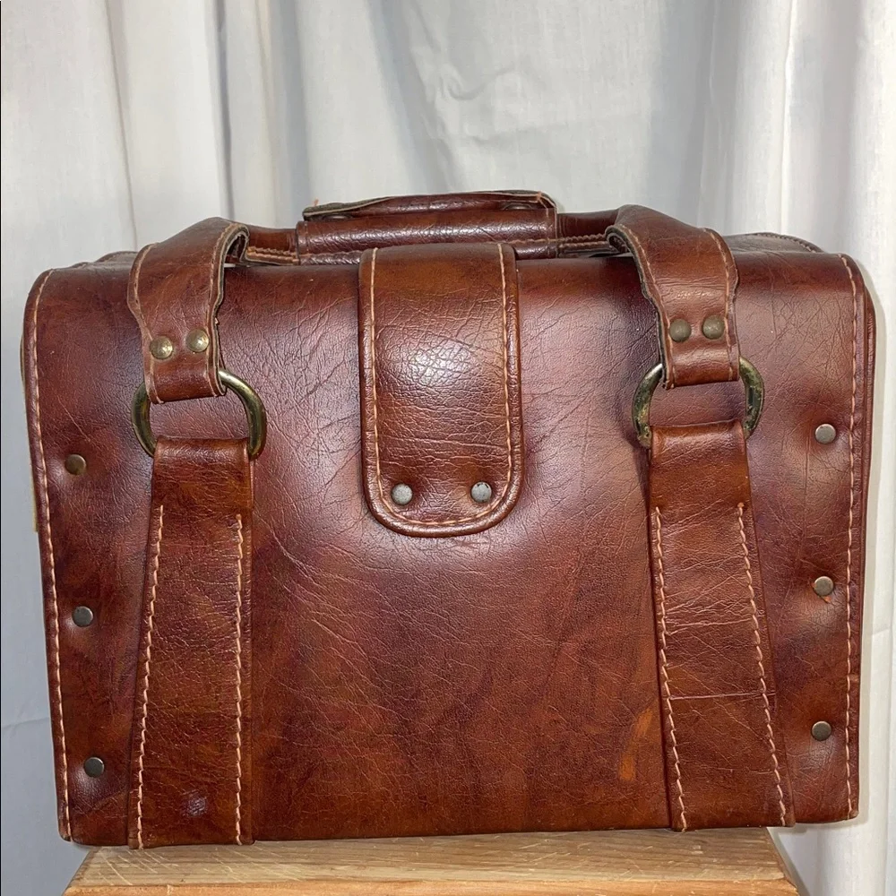Vintage Tucky Brown Leather Hard Camera Case w Shoulder Strap.‎